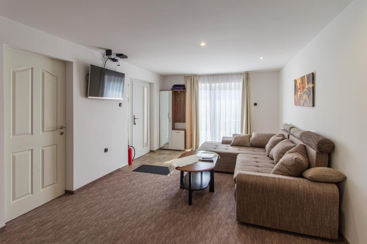 Appartement Deli Terasz A Free Parking, Self-check-in Anytime Győr
